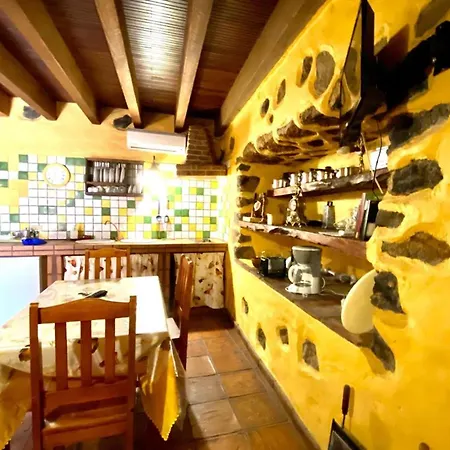 Charming House In With Mountain View *